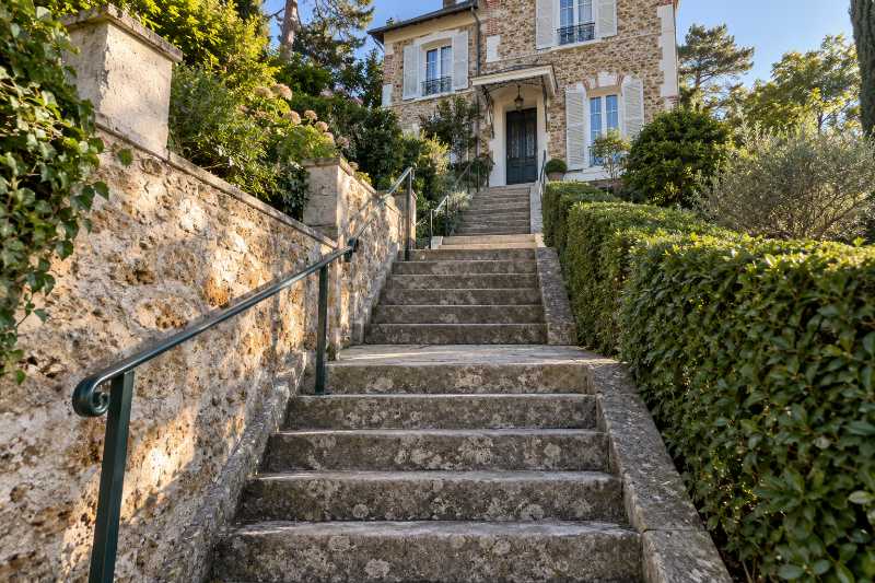Escalier de jardin à trois volées montant vers une villa de coteau